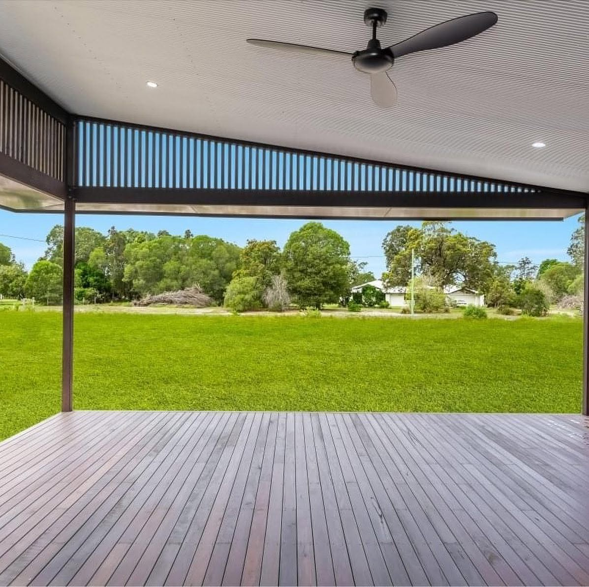 Exterior painting of an entertaining area with timber deck, dark posts and white ceiling by R J Britt Painting in Lismore, NSW