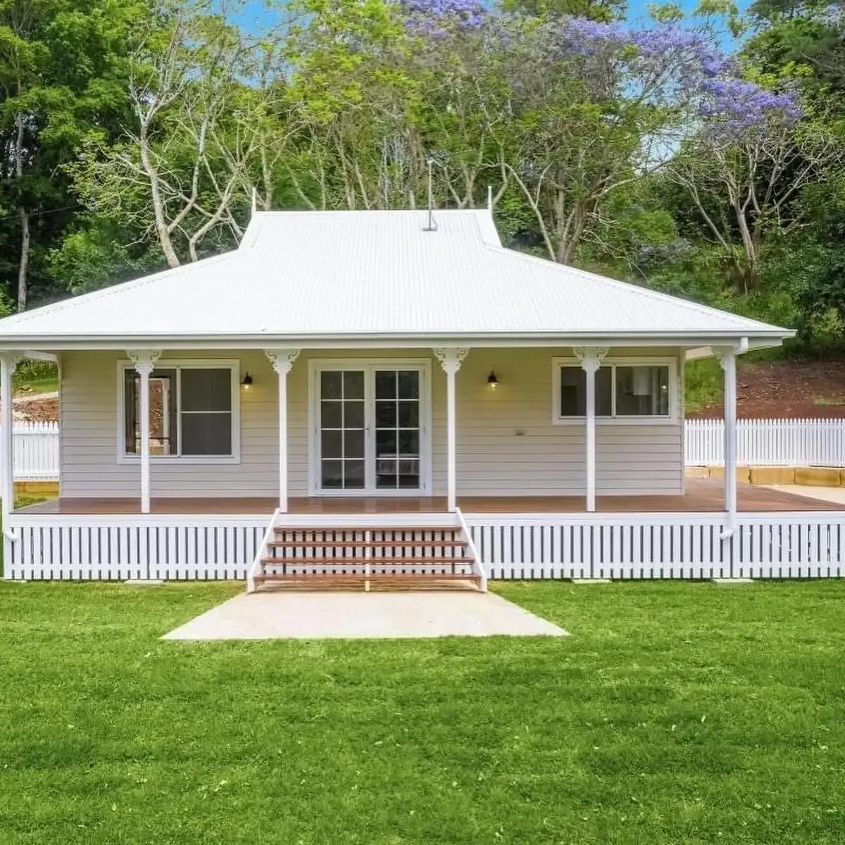Freshly painted white weatherboard cottage with wide verandah and picket fence by R J Britt Painting, painters in Lismore, NSW